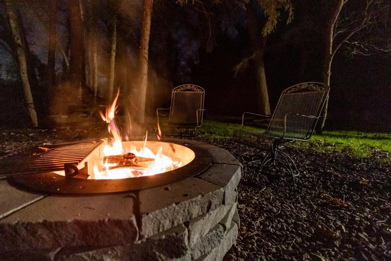 Riverside Log Cabin W Hot Tub Fire Pit Huge Deck Rileyville Kültér fotó