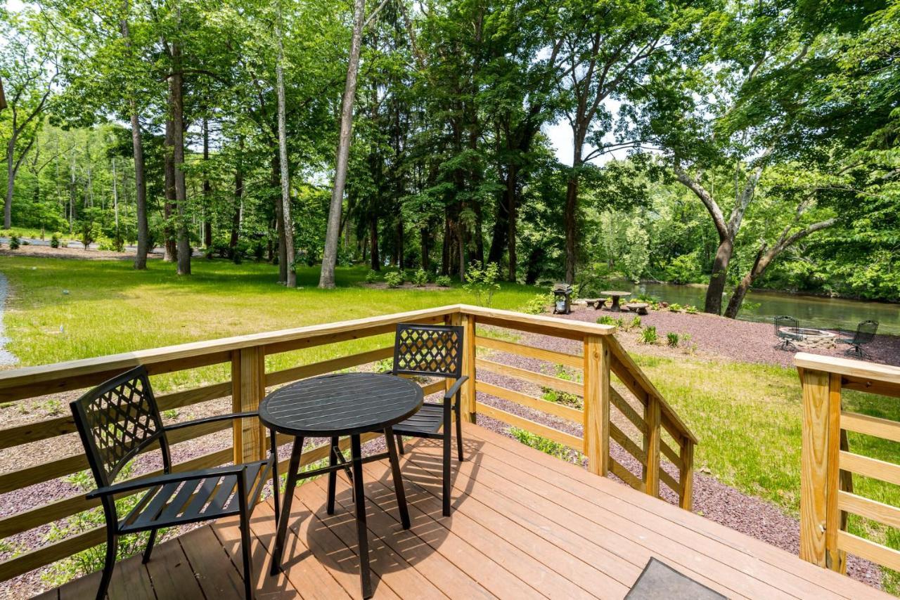 Riverside Log Cabin W Hot Tub Fire Pit Huge Deck Rileyville Kültér fotó